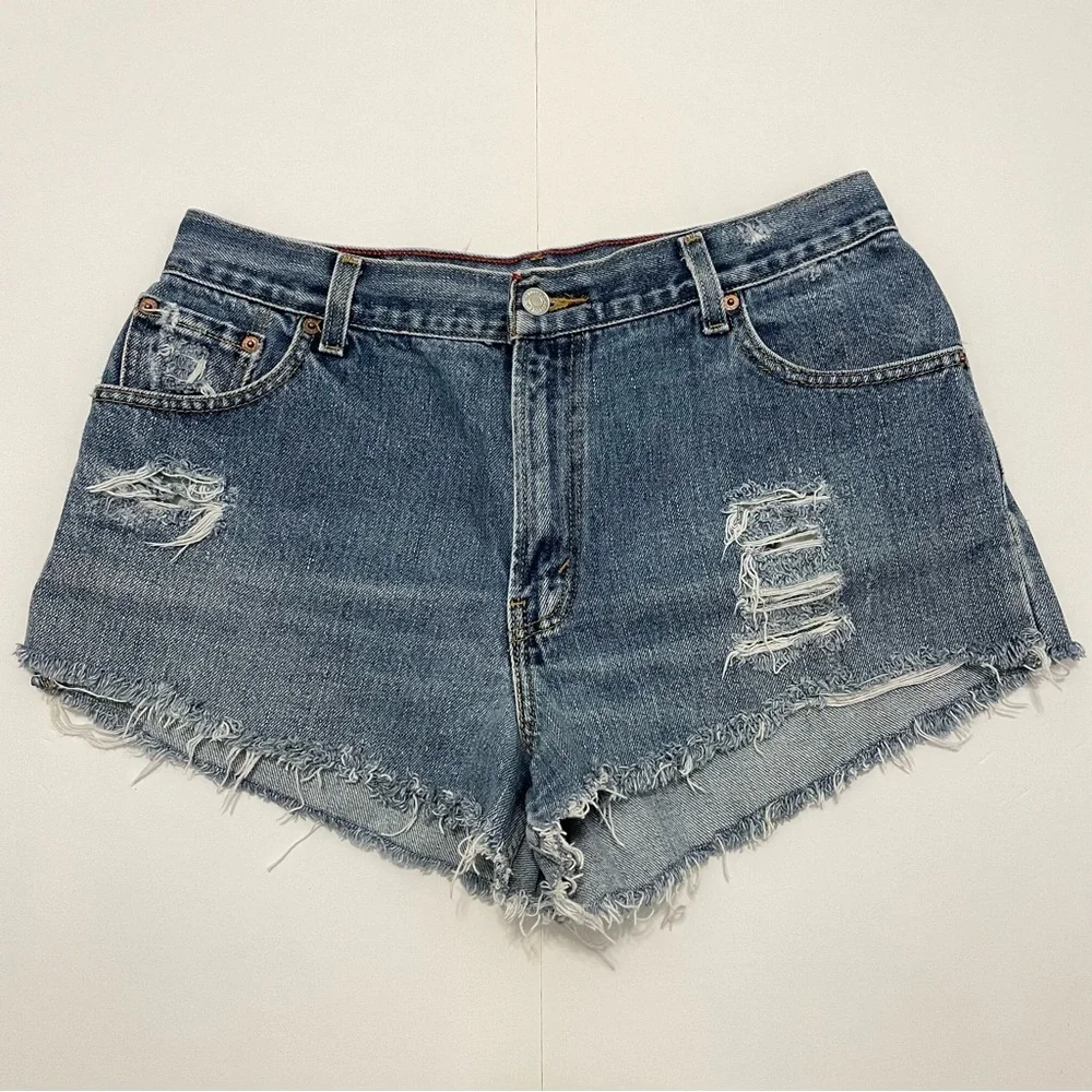 Levi’s Women’s 550 Relaxed Distressed Denim Shorts Size 14